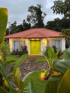 伊瓜苏Alma Iguassu的院子里有黄色门的房子