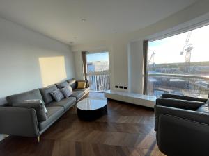 泰晤士河畔金斯顿Kingston Star的客厅设有两张沙发和一个大窗户