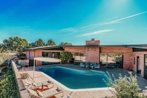 塞多纳Jacuzzi, Walk to Trails, Stunning Views, Mid-Century Modern,Pool的一座房子后院的游泳池