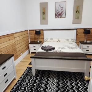 布罗肯希尔City Villa 39 Blende st Broken Hill NSW 2880的卧室配有白色的床和2个床头柜