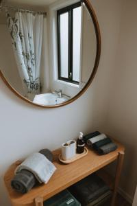 比尔瓦布莱克瓦特尔农场旅馆的一间带水槽和镜子的浴室