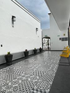 瓦哈卡市Casa Sol的一间设有白色墙壁和瓷砖地板的客房