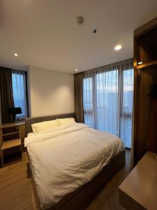 芭堤雅市中心Condo Edge Central的卧室设有白色大床和窗户。