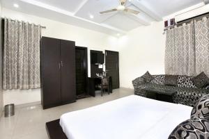 阿姆利则纳亚尔酒店的一间卧室设有一张床和一间客厅。