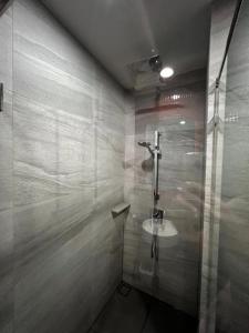 芭堤雅市中心Condo Edge Central的带淋浴和盥洗盆的浴室
