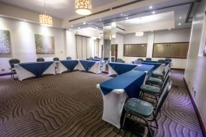 圣何塞拉格公园精品酒店的一间会议室,配有蓝色的桌椅