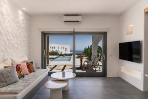 费拉Numa Santorini的客厅配有沙发和桌子