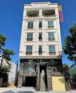Bến CátAnna Hotel Binh Duong的前面有楼梯的白色建筑