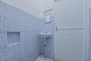 打拉根Reddoorz near Juwata Airport Tarakan的一间带水槽和镜子的浴室