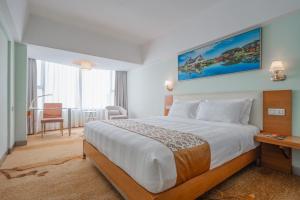 深圳深圳山水时尚酒店华强北店的酒店客房设有一张大床和一张书桌。