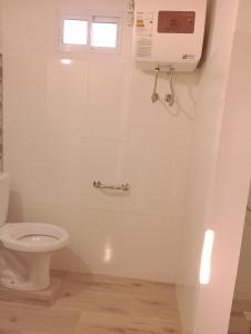 拉帕洛马Tákate DoS的白色的浴室设有卫生间和窗户。