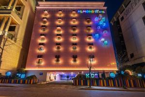 金海市Jangyu Almond Kids Hotel的建筑一侧有灯的酒店