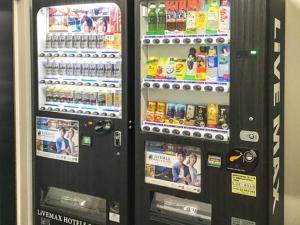 名古屋HOTEL LiVEMAX BUDGET Nagoya Taikodori的出售饮品的黑色自动售货机