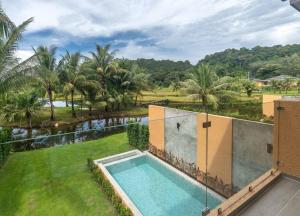 象岛Sevens Paradise Pool Villa - Koh Chang的棕榈树庭院内游泳池的顶部景色
