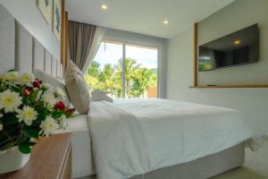 象岛Sevens Paradise Pool Villa - Koh Chang的卧室配有一张大白色床和窗户