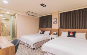 台北Royal Rose Hotel Taipei Station的酒店客房设有两张床和淋浴。