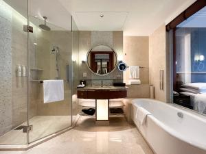 上海上海雅居乐万豪侯爵酒店的带浴缸、水槽和镜子的浴室