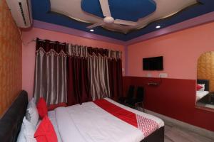 GauripurOYO Hotel Jagannath International Near Kolkata Airport的一间卧室设有一张床和天花板