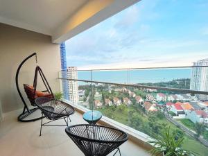 头顿Sóng Homestay - Căn Hộ The Sóng Vũng Tàu Nghỉ Dưỡng Biển Cao Cấp 5 Sao - The Song Vung Tau Condotel 5 Star Beach View Apartment的阳台配有两把椅子,享有海景。