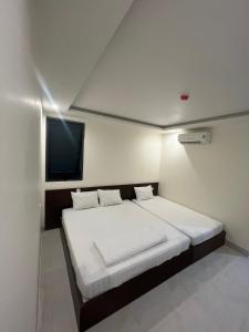 My LuongKhách sạn Thiên Minh - Dốc Lết的卧室配有一张床铺,墙上配有电视