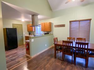 TerrebonneCrooked River Ranch Cabins的厨房以及带桌子和冰箱的用餐室