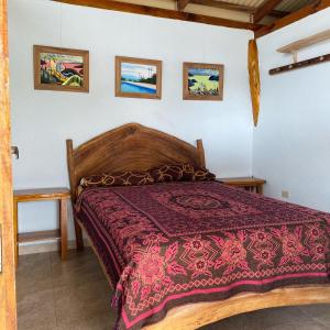 卡诺阿Jardin Pacifico的一间卧室配有一张红色棉被的床