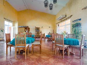 博卡奇卡Boca Chica BnB at Gone Fishing Panama Resort的大型用餐室配有蓝色的桌椅