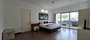 吉利特拉旺安特昂万安度假村的一间卧室设有一张床和一个大窗户
