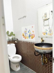 胡志明市Homestay Ms. Hoa的一间带卫生间和水槽的浴室