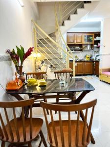 胡志明市Homestay Ms. Hoa的一间带桌椅和楼梯的厨房