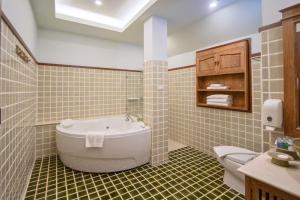 清迈富园之家酒店的带浴缸和卫生间的浴室。