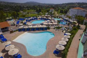 卡尔斯巴德Luxury Villa at Omni La Costa Resort & Spa的享有带遮阳伞的度假村游泳池的空中景致