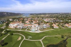 卡尔斯巴德Luxury Villa at Omni La Costa Resort & Spa的享有度假村高尔夫球场的空中景致