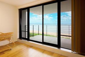名户Beach front studio -NagoNago-的客房设有海景大窗户。