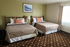 索尔多特纳Alaska Angler's Inn的酒店客房设有两张床和窗户。