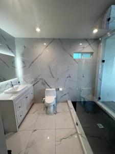 HauulaHummingbird Oceanfront Cottage的白色的浴室设有卫生间和水槽。