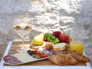 弗尔萨尔维斯塔酒店的一张桌子,上面放着一盘食物和一杯葡萄酒