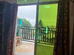 爱妮岛MANANQUIL TRAVEL LODGE的从阳台的窗户可欣赏到风景。