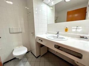 比得哥什城市酒店 的白色的浴室设有卫生间和水槽。