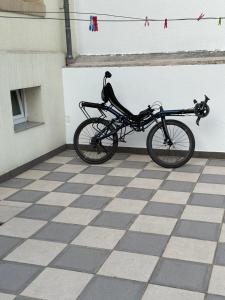 卢森堡Simple room in Luxembourg city的停在白色墙壁旁的自行车