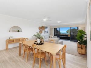 金斯克里福Kingscliff Paradise with Ocean Views的用餐室以及带桌椅的起居室。