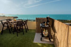 埃尔利海滩Bella Paradiso的一个带桌椅的海景阳台