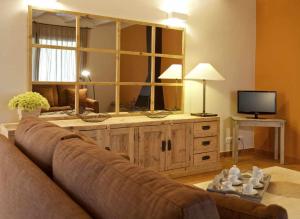 赫罗纳Mas Garriga Turisme Rural的带沙发和大镜子的客厅