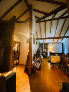 巴拉斯港Habitación en Casa Cumbres del Lago的客厅铺有木地板,设有天花板