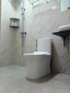 图鲁斯杜Tropical stay Thulusdhoo的一间位于客房内的白色卫生间的浴室