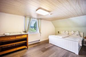 阿尔戈伊地区洛伊特基希Salty Sol的一间卧室设有两张床和窗户。