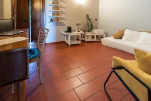 加瓦尔多Alice nel Paese delle Meraviglie的客厅设有红色瓷砖地板和沙发