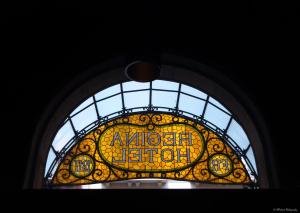 巴塞罗那Hotel Regina Barcelona的带有aaheim站字样的彩色玻璃窗