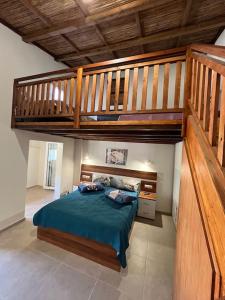 福德勒Amarandos Studios Village Bliss的一间卧室设有一张大床,并有楼梯