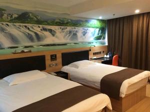 南汇尚客优精选上海浦东新区国际旅游度假区店的酒店客房设有两张床,墙上挂有绘画作品